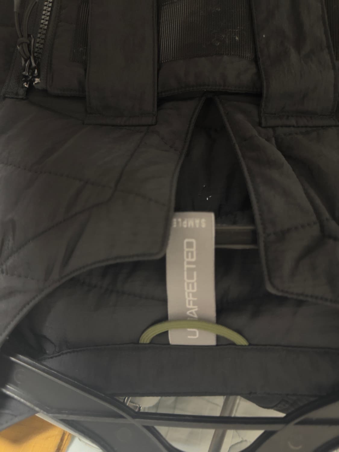 언어팩티드 패디드 풀오버 샘플 상품이미지2