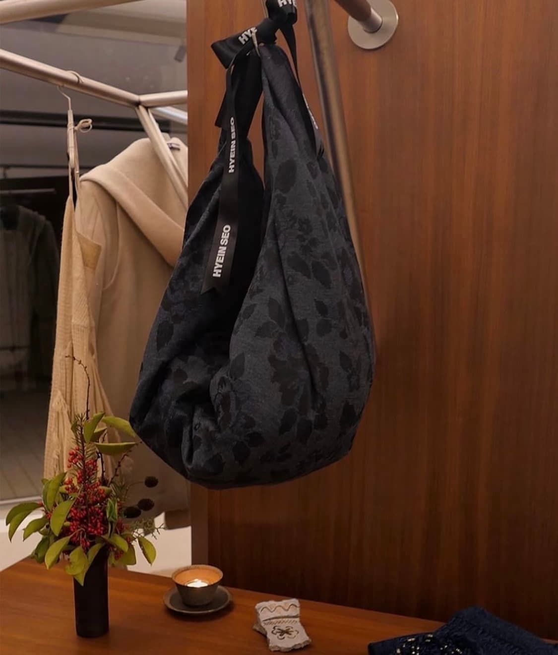 혜인서 트위스트드 숄더백 블루 상품이미지1