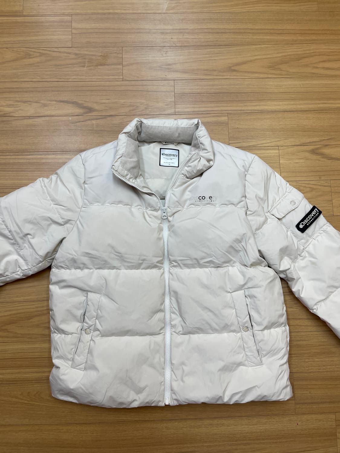 디스커버리 남성 숏패딩 아이보리 색상입니다. 사이즈는 100이고, 하자  상품이미지1