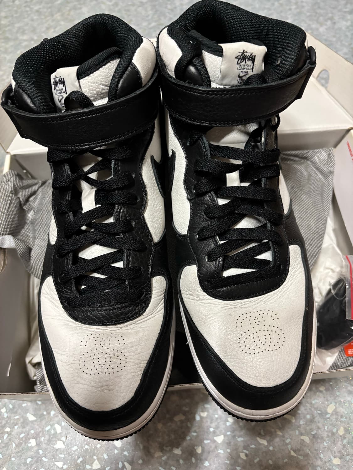 나이키 스투시 에어포스1 미드sp 블랙 앤 라이트 본 상품이미지4