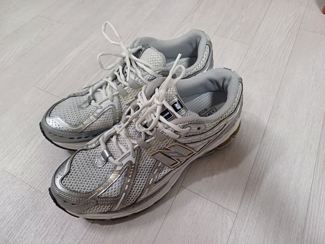 뉴발란스 뉴발란스 1906R 실버 화이트 메탈릭 운동화 270사이즈 상품이미지1