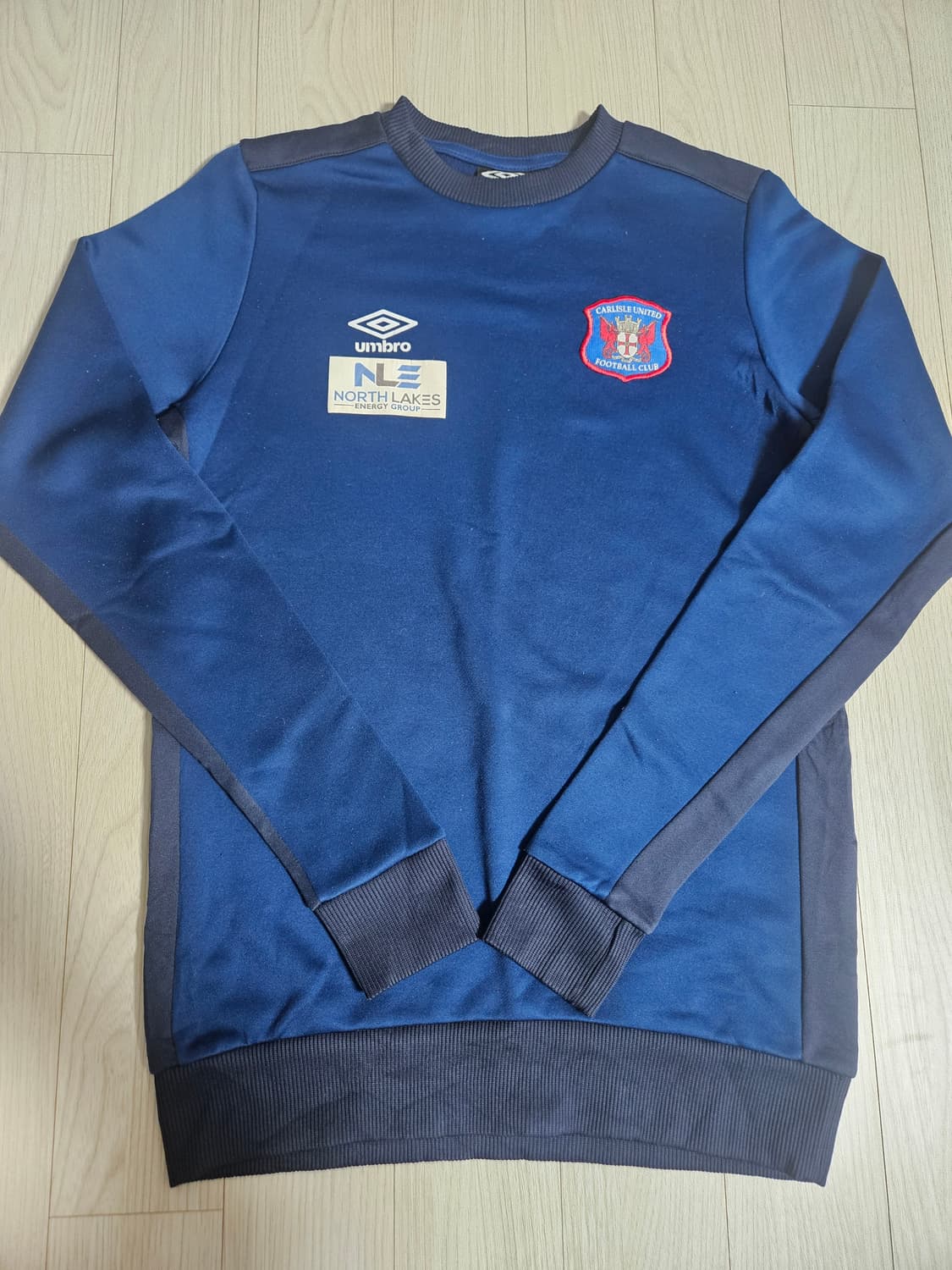 엄브로 칼라일 유나이티드 FC 맨투맨 블루 상품이미지1