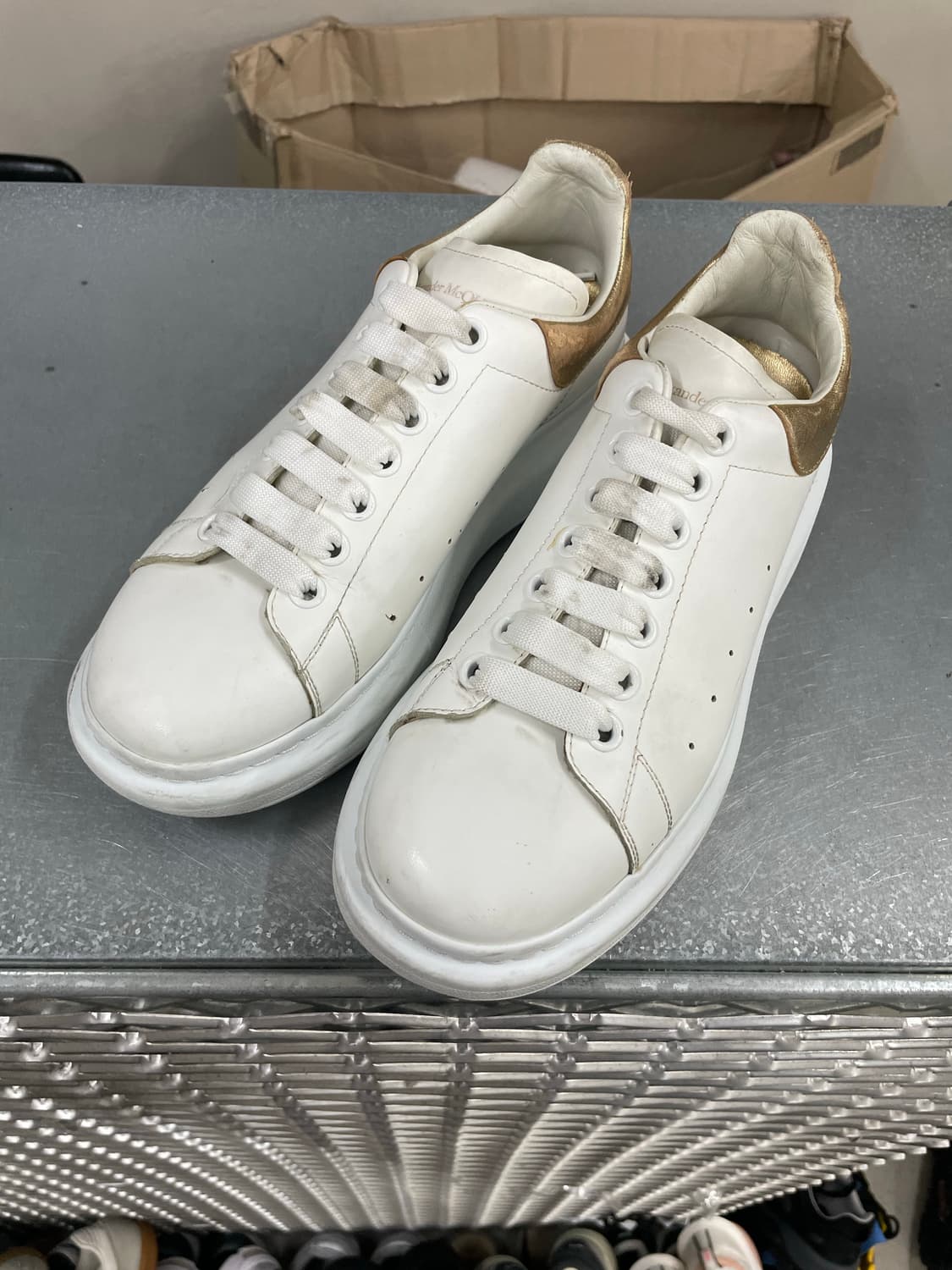 알렉산더 맥퀸 오버솔 스니커즈 화이트 41.5D 상품이미지2