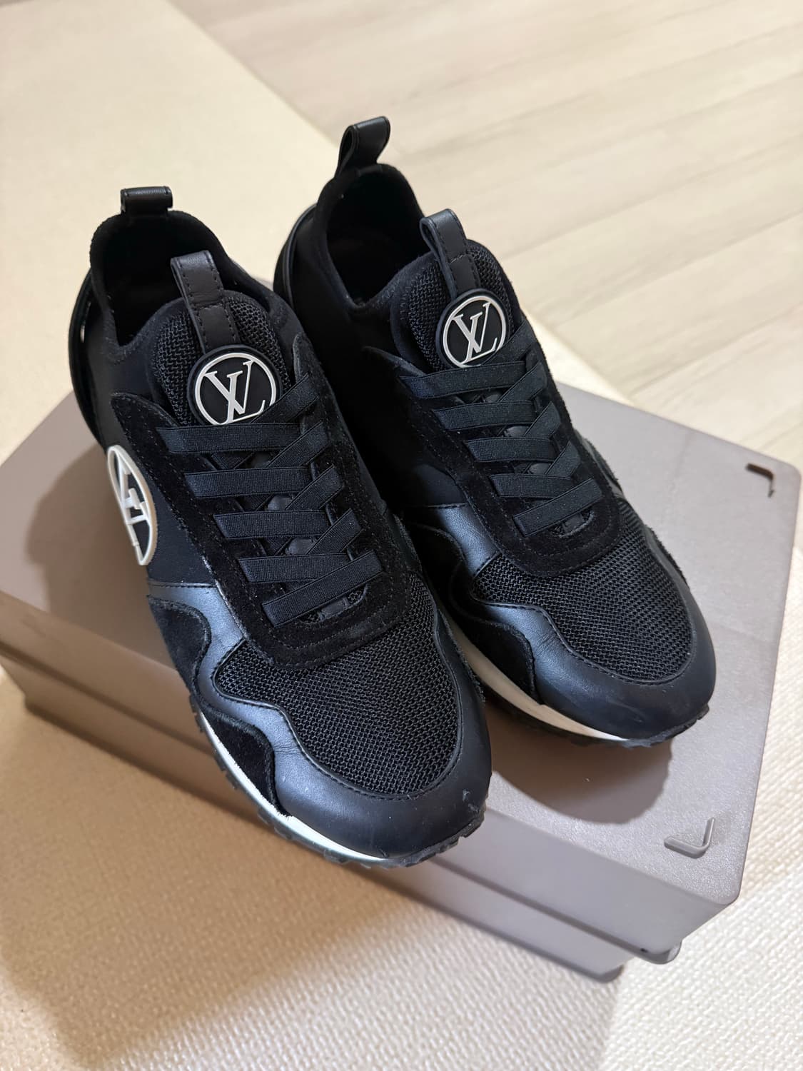 루이비통 런 어웨이 스니커즈 블랙 1A9J1C 37사이즈 상품이미지1