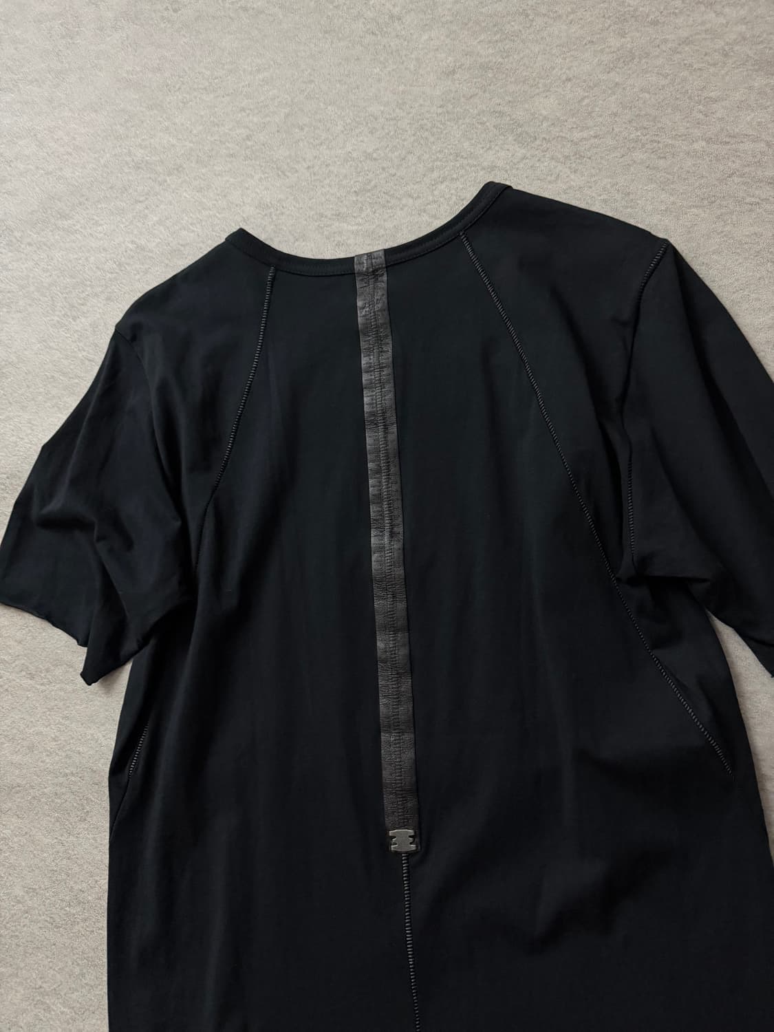 아이작세럼 백스트랩 반팔 티셔츠 상품이미지3