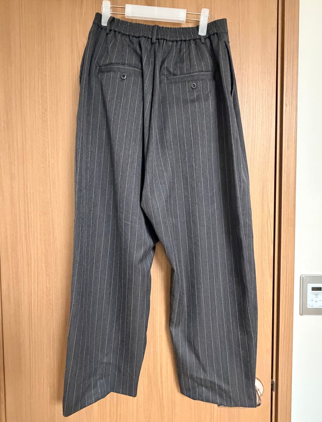 (극미,1사이즈)노운 와이드 테이퍼드 슬랙스 팬츠 스트라이프 차콜 상품이미지3