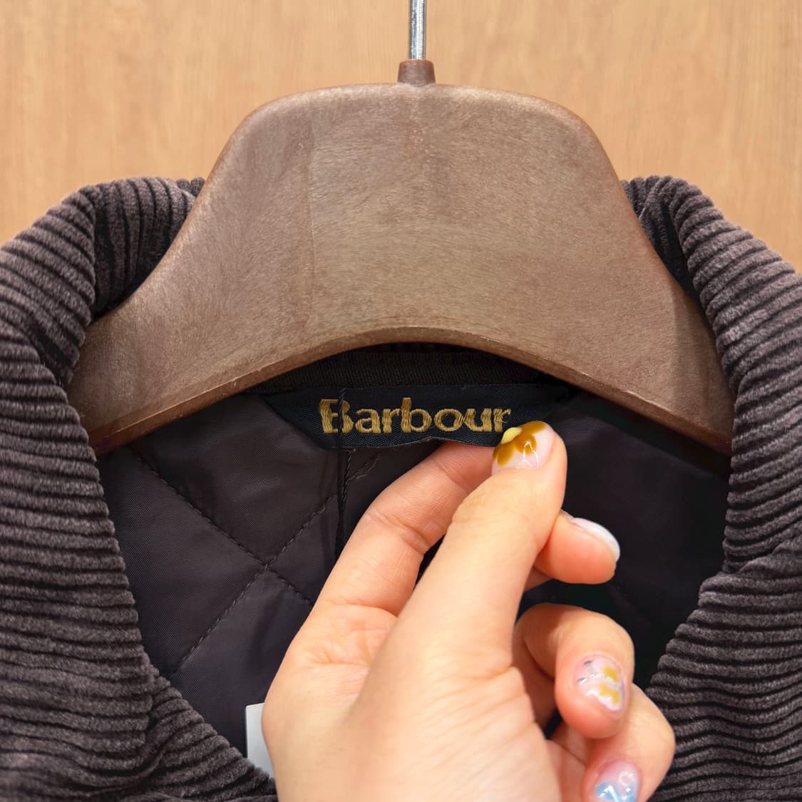 바버 경량 퀄팅 자켓 코듀로이 카라 스냅 버튼 패치 포켓 디테일 브라운 상품이미지6