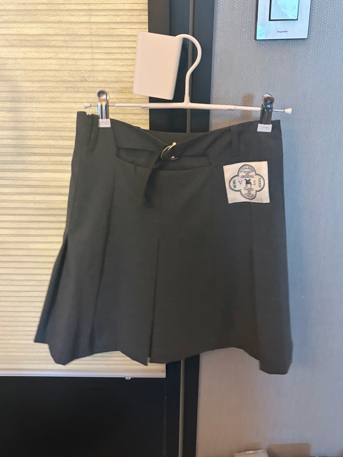 바이탈싸인 Back Cut-Out Pleats Midi Skirt 상품이미지4