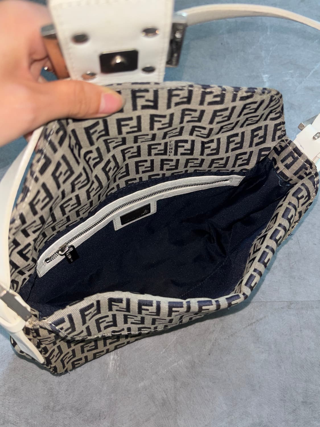 Fendi 펜디 FF 로고 아이보리 버클 미니 숄더백 상품이미지7