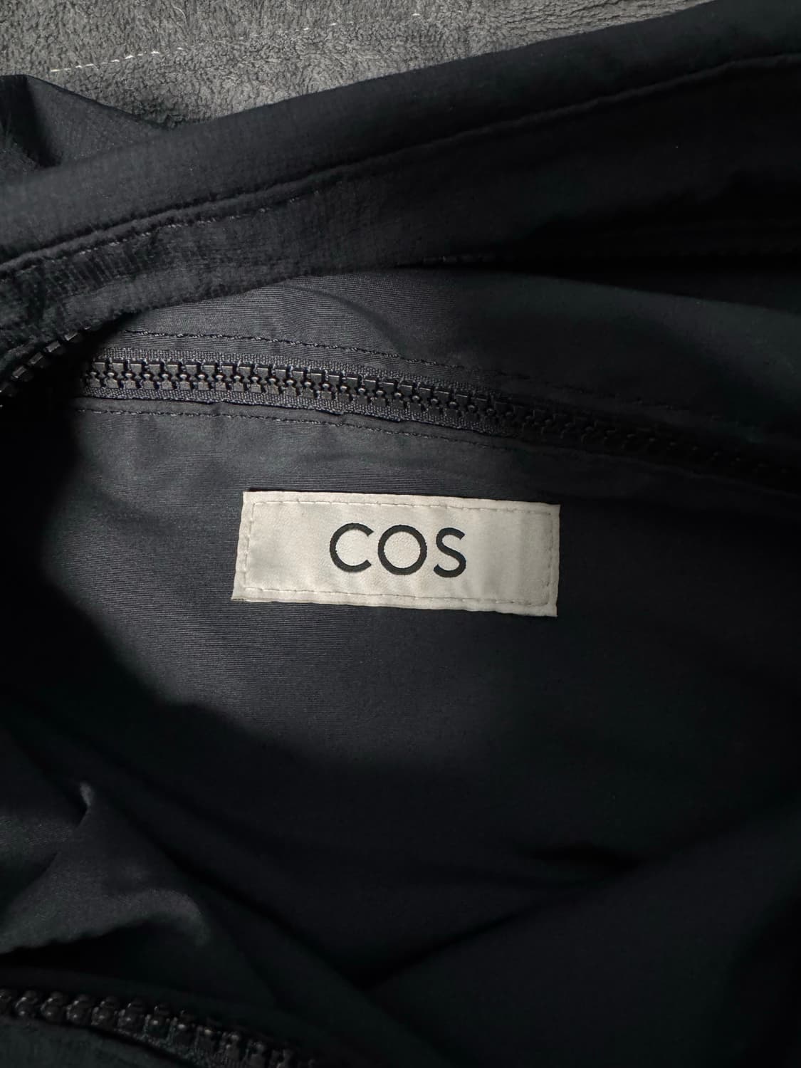 코스 COS 나일론 슬라우치 크레센트 메신저백 네이비 상품이미지4