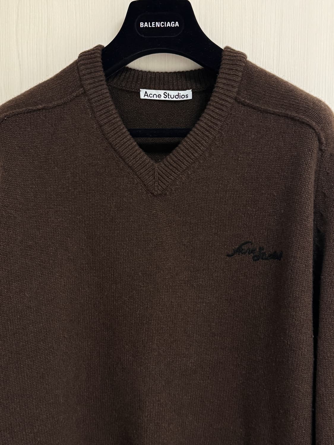 아크네 브라운 V넥 스웨터 상품이미지3