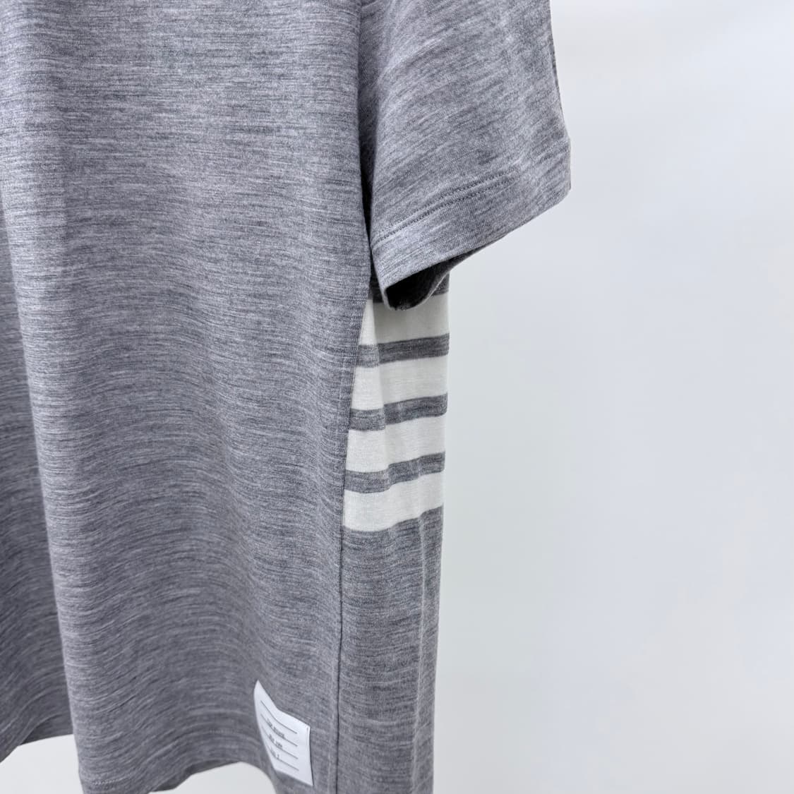 [미사용/2] 톰브라운 사선완장 울 반팔 티셔츠 그레이 상품이미지2