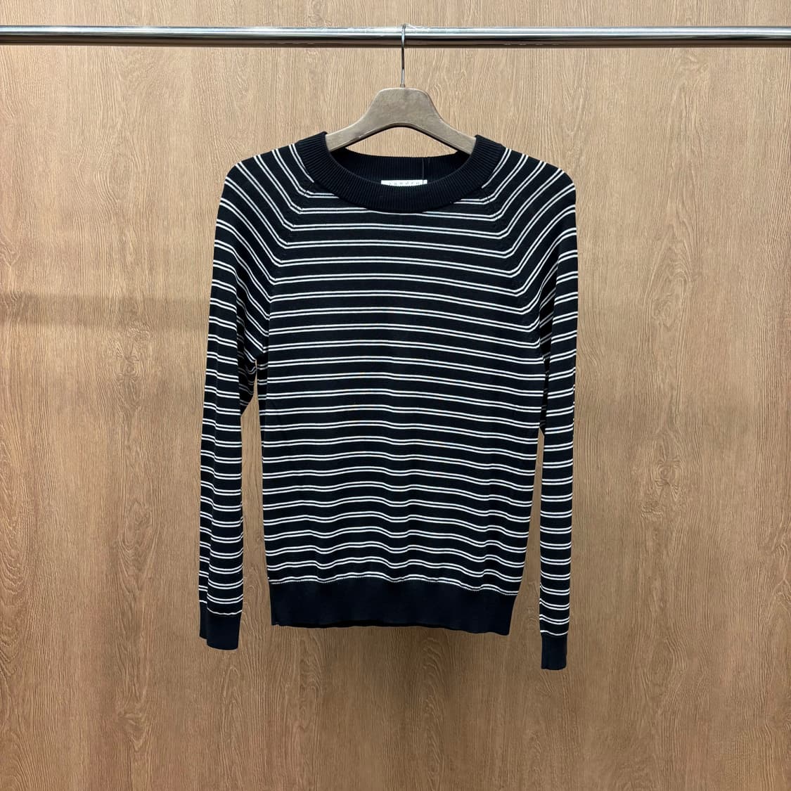 산드로 라운드넥 긴팔 니트 소매 배색 스트라이프 디테일 블랙 상품이미지2