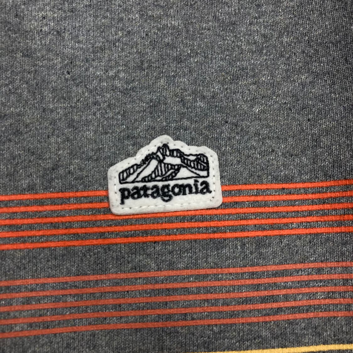 파타고니아 그레이 컬러 스몰 로고 후드티 상품이미지2