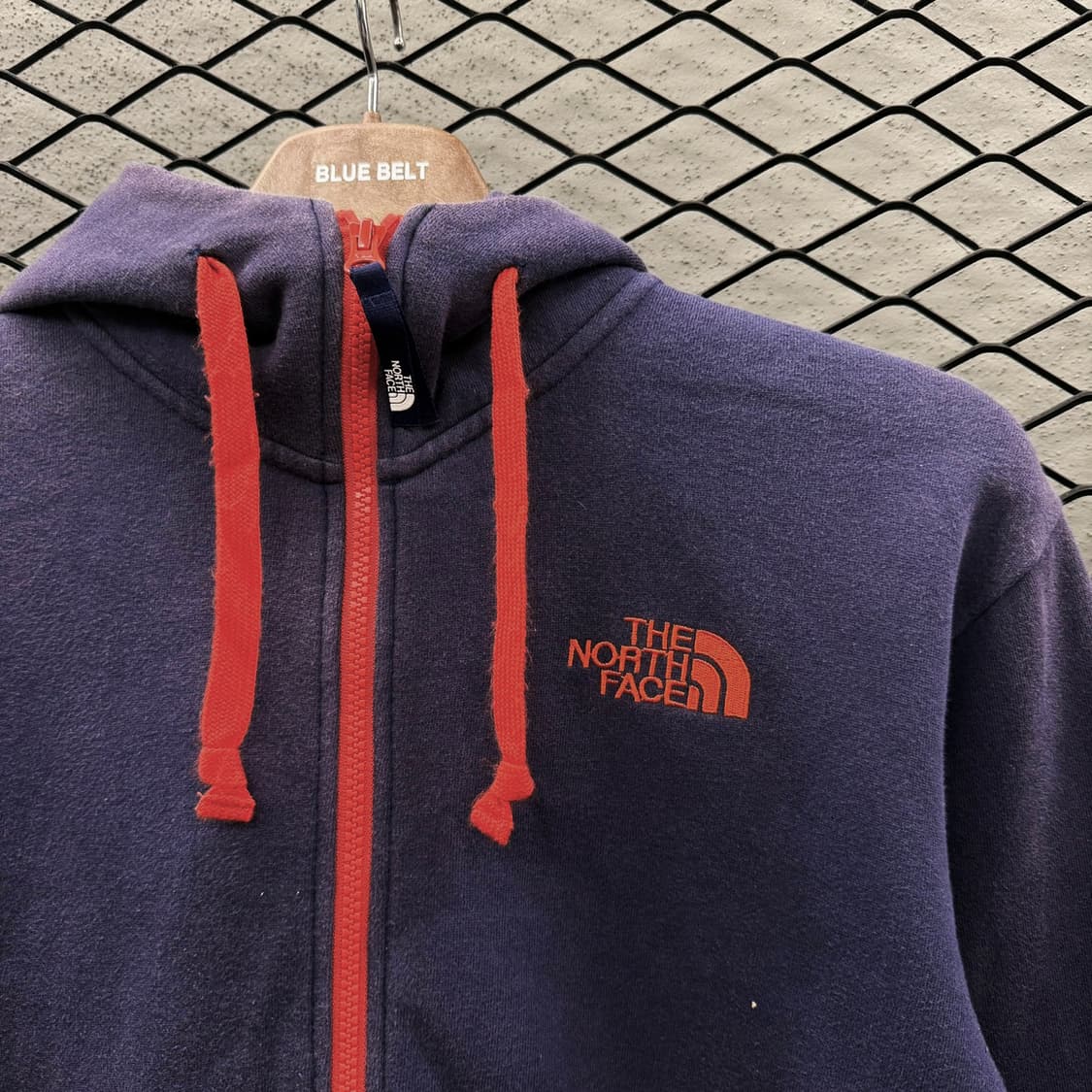 노스페이스 하이라이트 후드집업 기모안감 레드포인트 후면 빅로고 디테일 상품이미지6