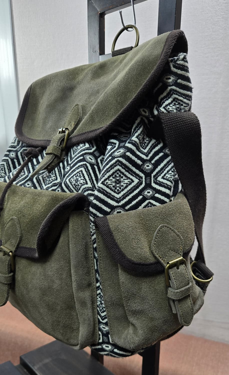 써스데이아일랜드  블랙 앤 화이트 패턴 숄더 크로스백 상품이미지4