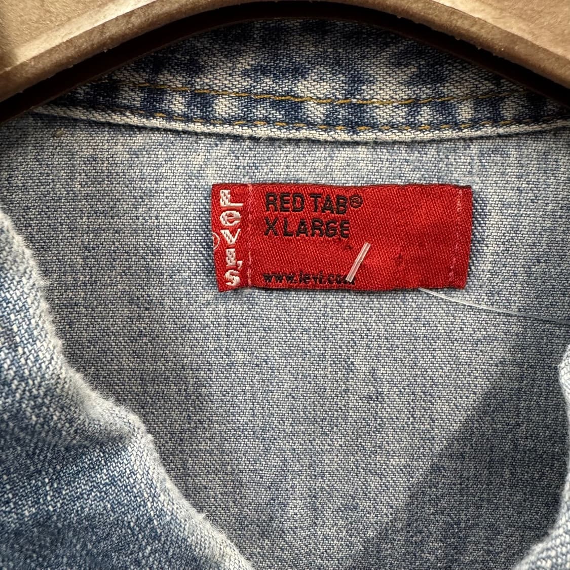 리바이스 레드탭 워싱 데님 셔츠 사선 포켓 버튼 디테일 레귤러핏 중청 상품이미지5