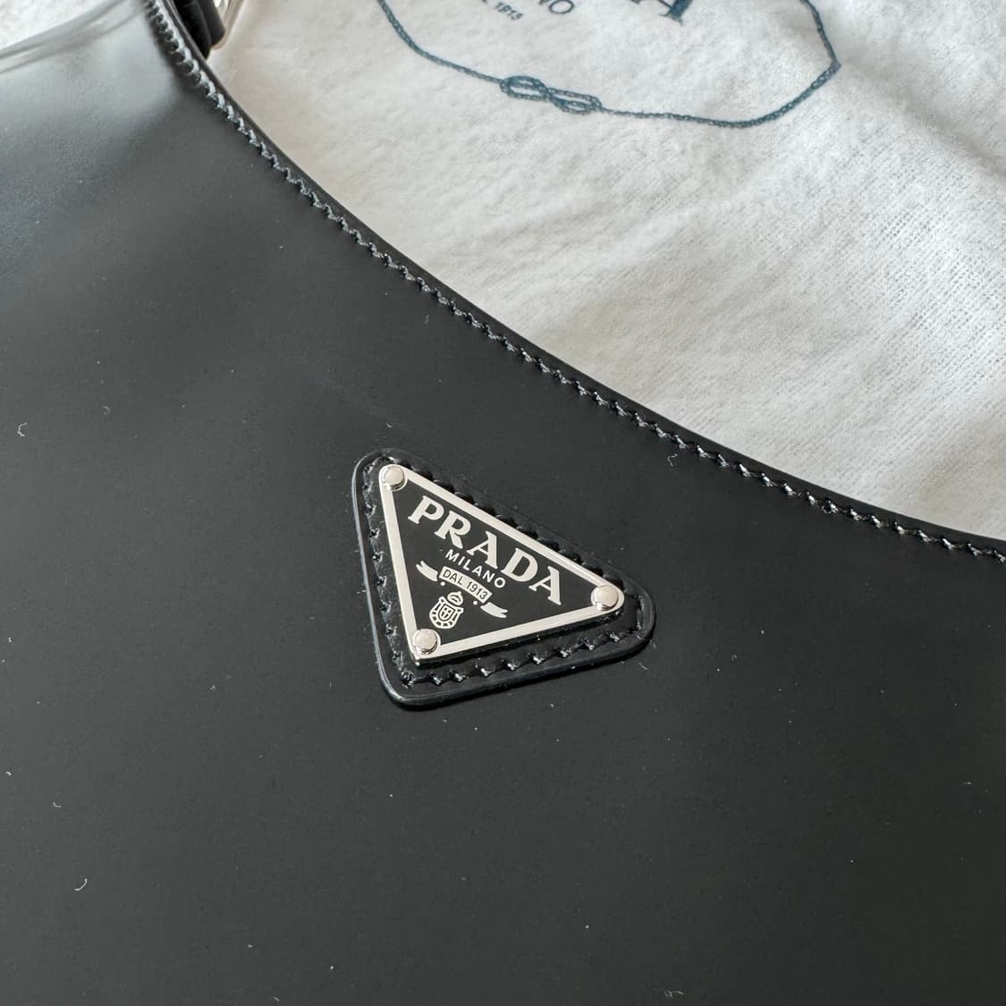 프라다 클레오 브러시드 가죽 숄더백 블랙,실착용한번 상품이미지3