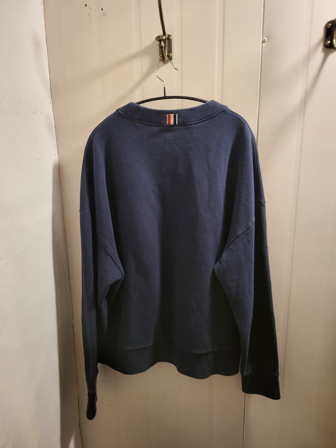 [2]톰브라운 삼선탭 오버사이즈 맨투맨 네이비 상품이미지4