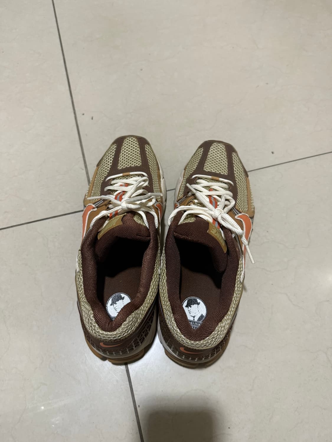 나이키 줌 보메로5 위트 그래스 앤 카카오 상품이미지3