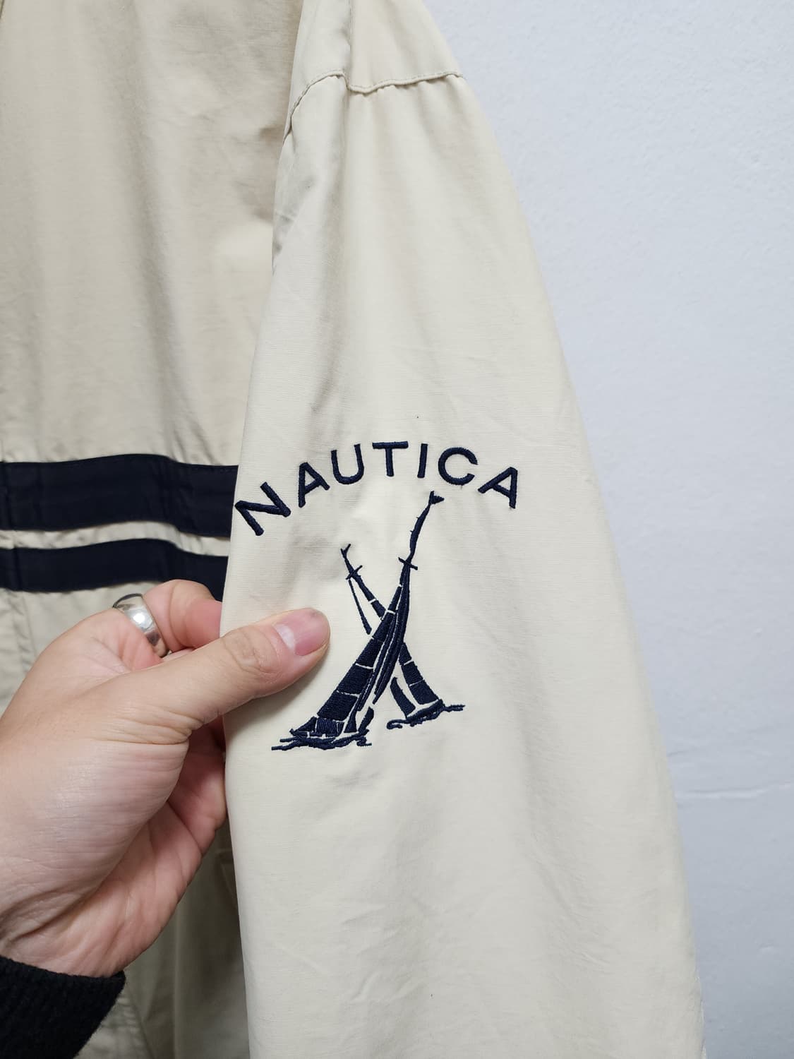 노티카 나우티카 아이보리색 완장로고 바람막이  상품이미지3