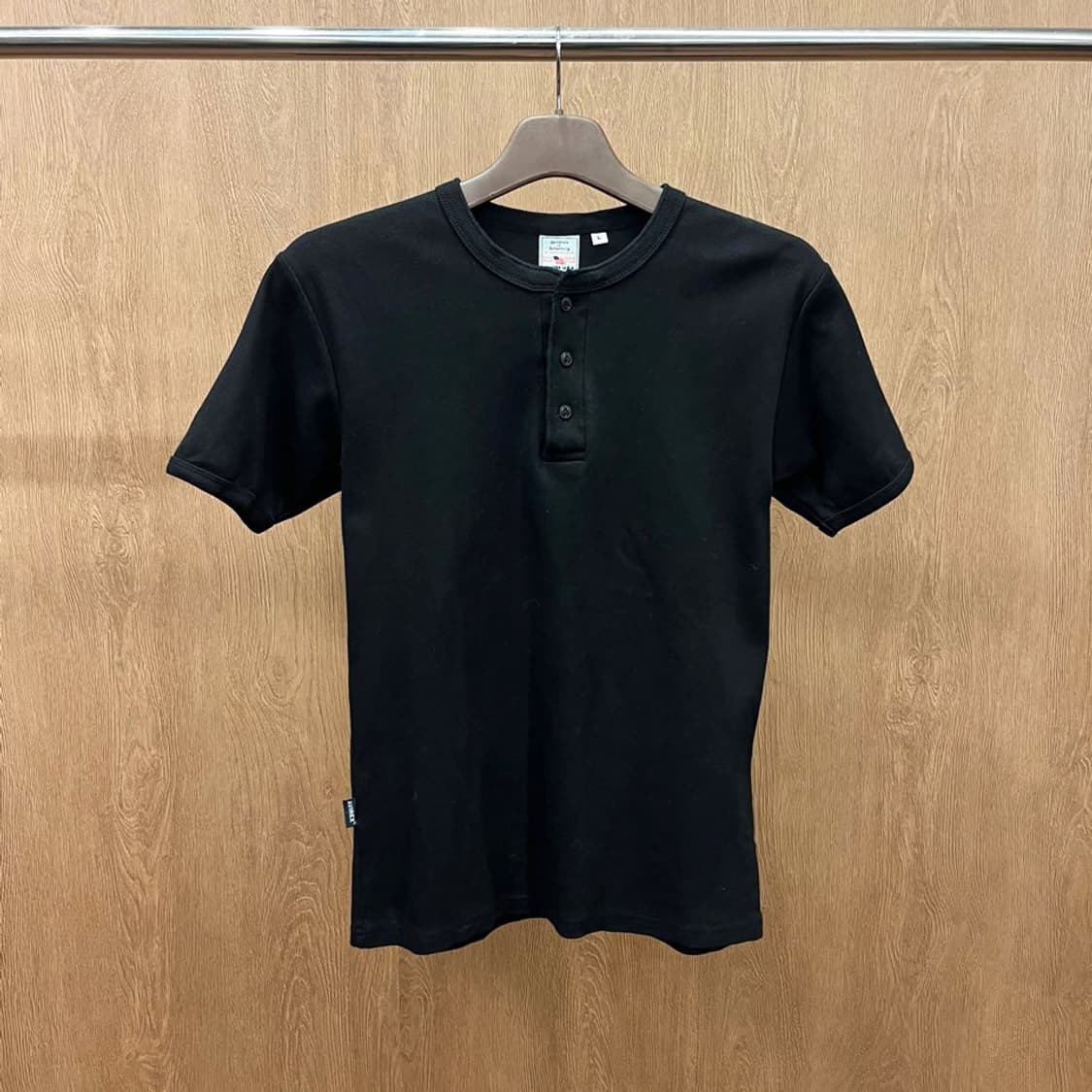 아비렉스 반팔 골지 티셔츠 헨리넥 백 로고 프린팅 무지 디테일 블랙 상품이미지2