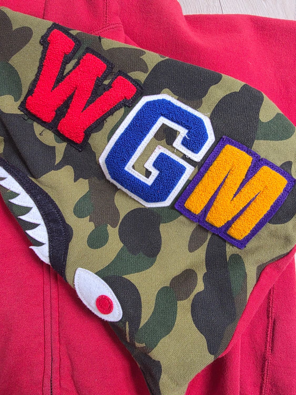 베이프 샤크후드 레드 카모 반반 후드집업 상품이미지2