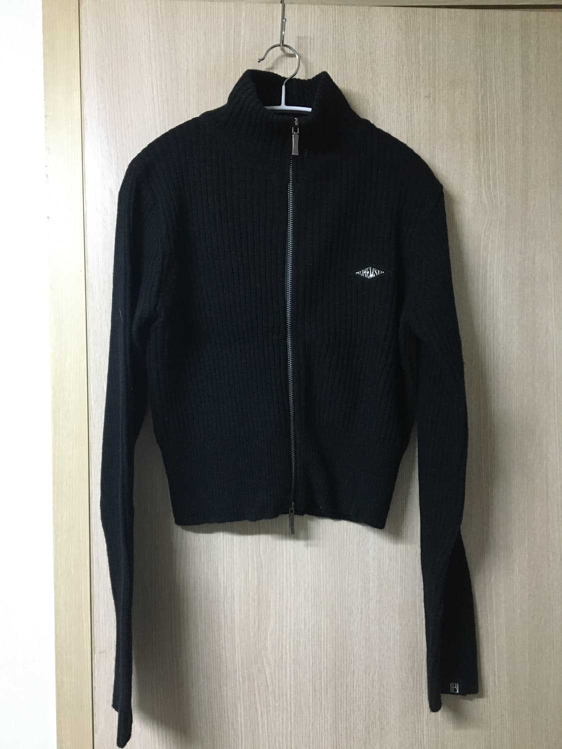 보헤미안서울 다이아 로고 하이넥 니트 집업 상품이미지1