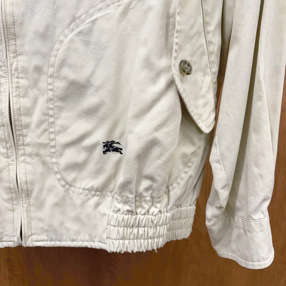 버버리 카라넥 블루종 자켓 플랩 포켓 밑단 밴딩 디테일 베이지 상품이미지6