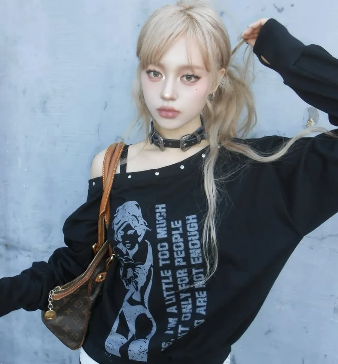 러브이즈트루 GT one shoulder sweatshirt (black 상품이미지3