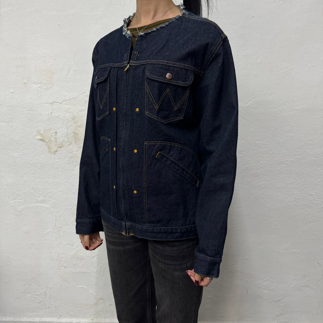 랭글러 x 센스오브플레이스 인디고블루 워시드데님 칼라리스 트러커 자켓 상품이미지1
