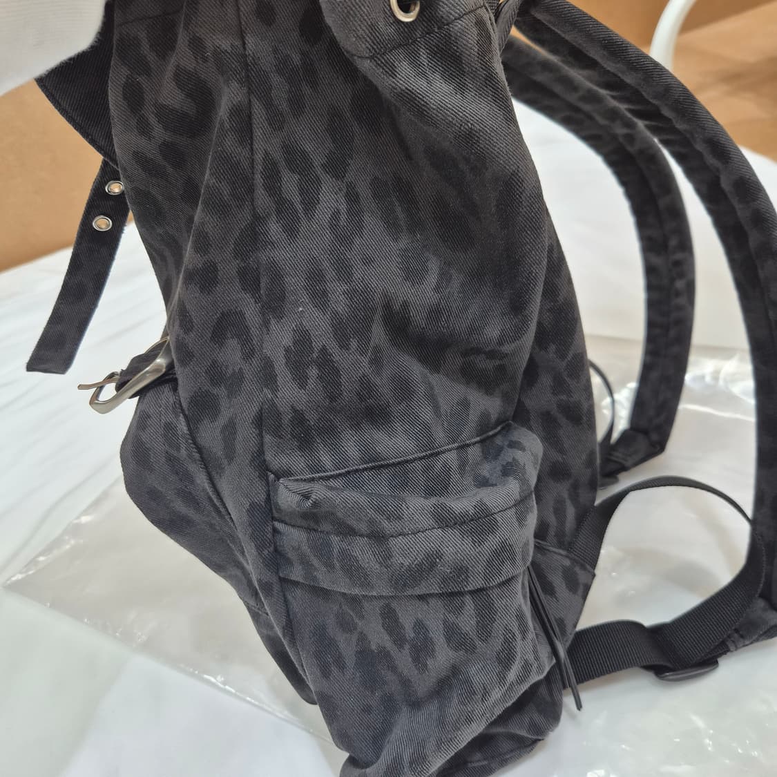 (새상품) 여밈 로우 레이아웃 백팩 (레오파드챠콜) 상품이미지8