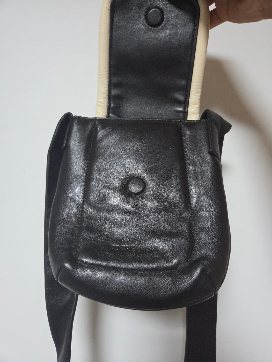 아더에러 보드백 상품이미지1