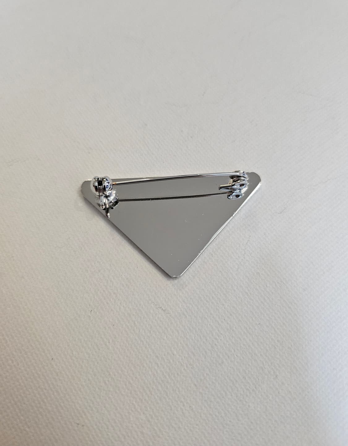 프라다 업사이클링 화이트 삼각 브로치 상품이미지3