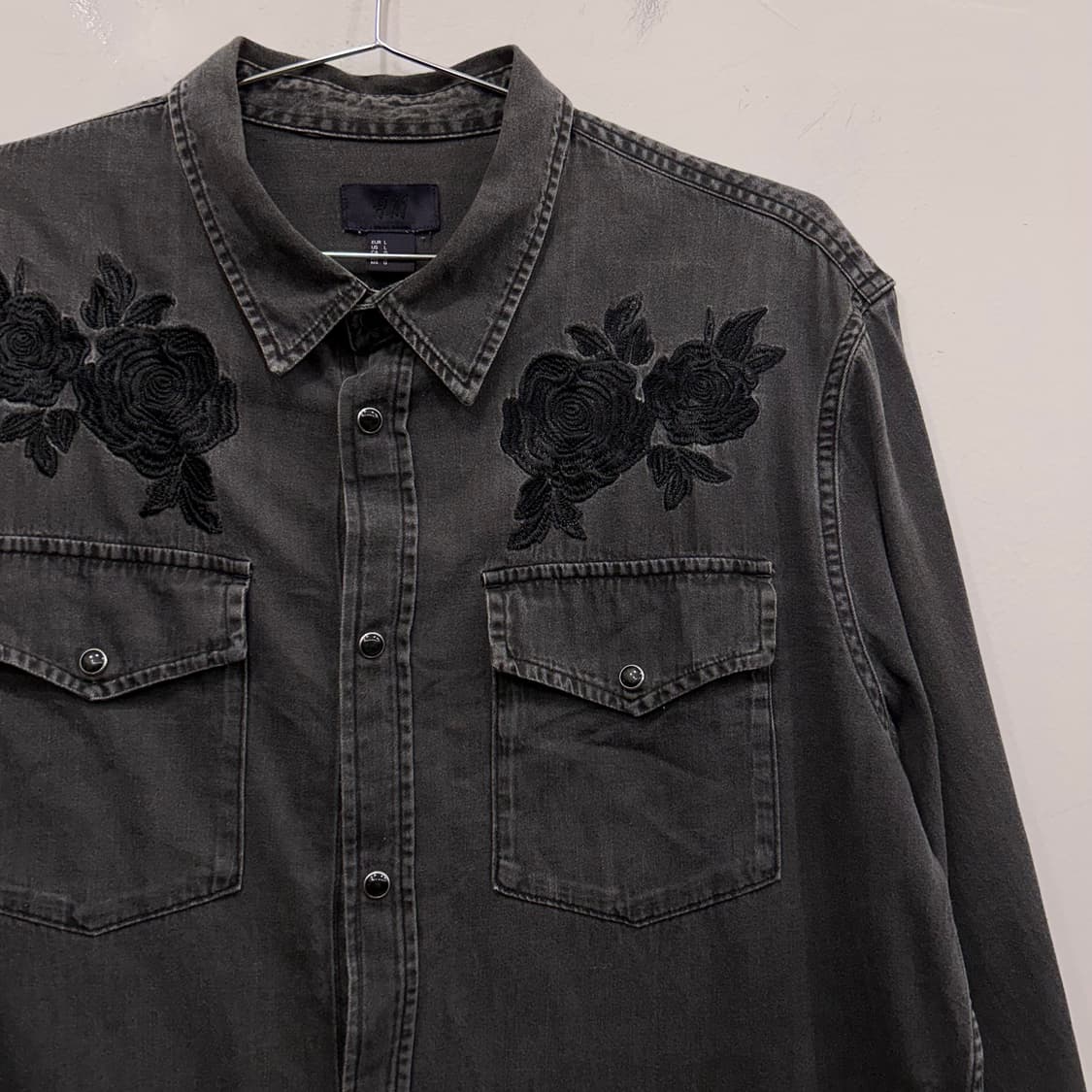 H&M 장미자수 흑청 스냅버튼 데님셔츠 상품이미지1