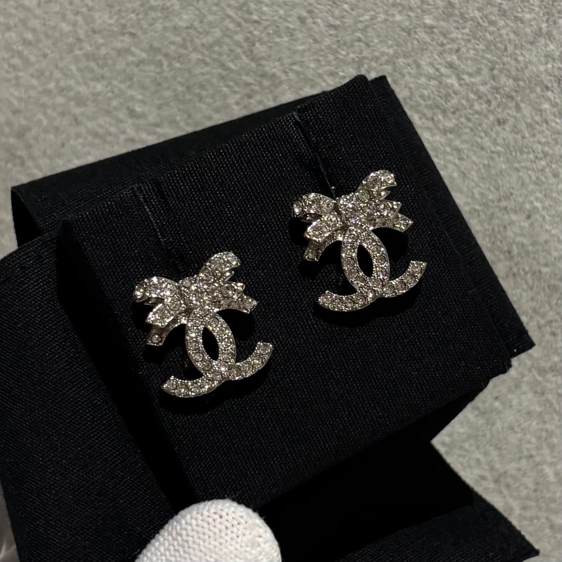 S OS사이즈 샤넬 CC로고 크리스탈 리본 귀걸이 실버 상품이미지1