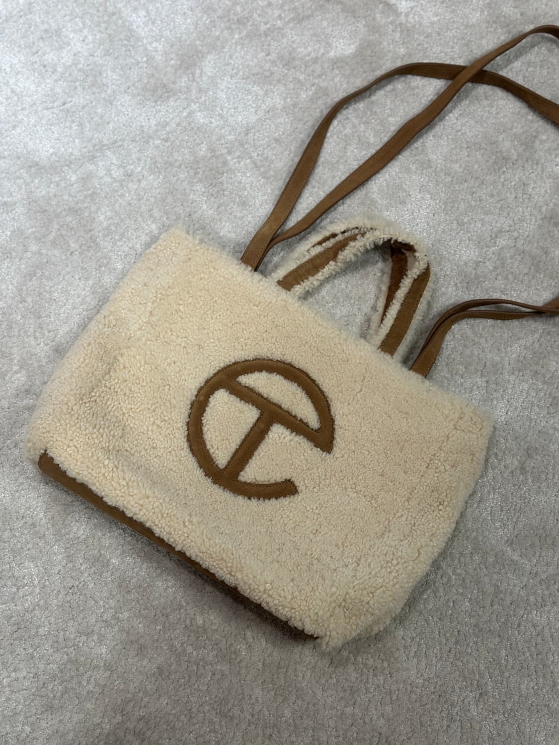 텔파x어그 라지 숄더백 상품이미지1