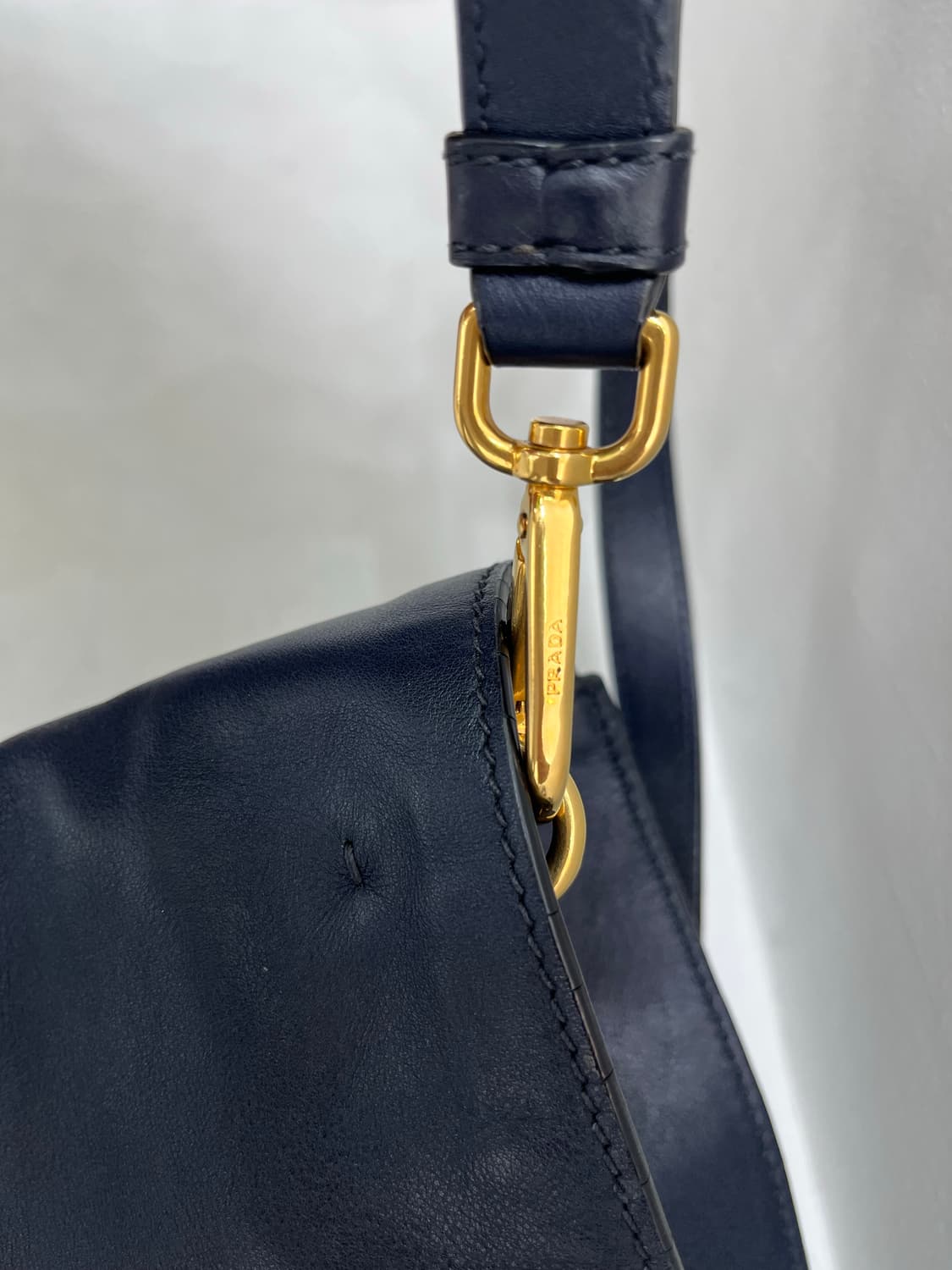 프라다 네이비 금장 로고 가죽 토트백 상품이미지6