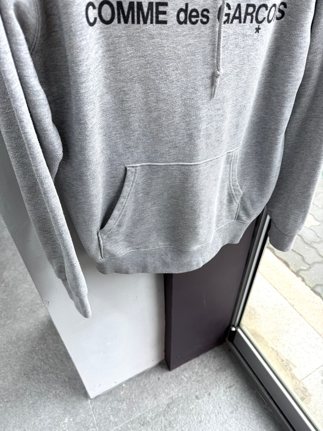 L/ 꼼데가르송 CDG 로고 프린팅 후드티 상품이미지4