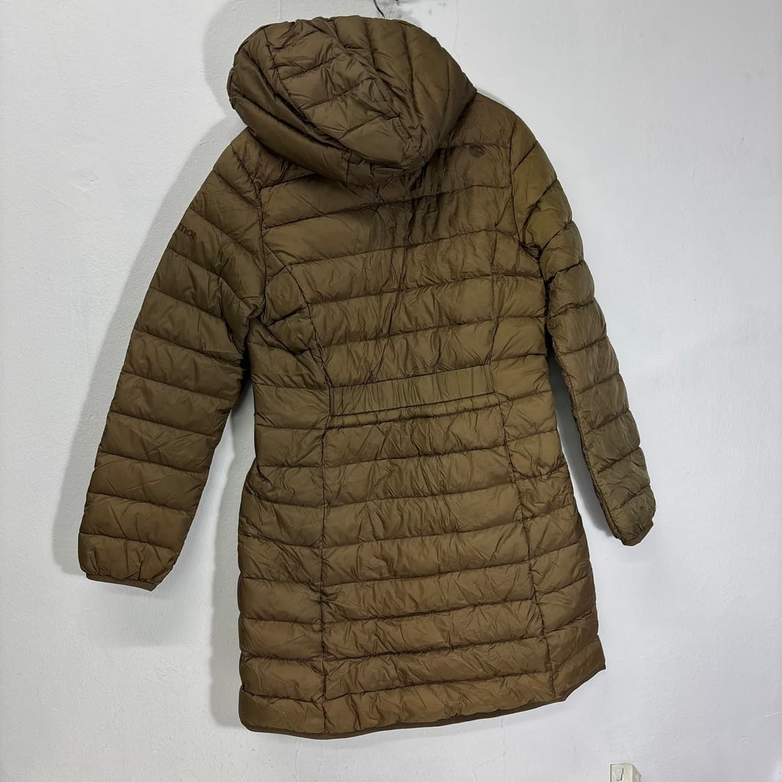 우먼M 마모트 라이트카키 라인핏 덕다운 투웨이 후드 경량롱패딩 상품이미지3