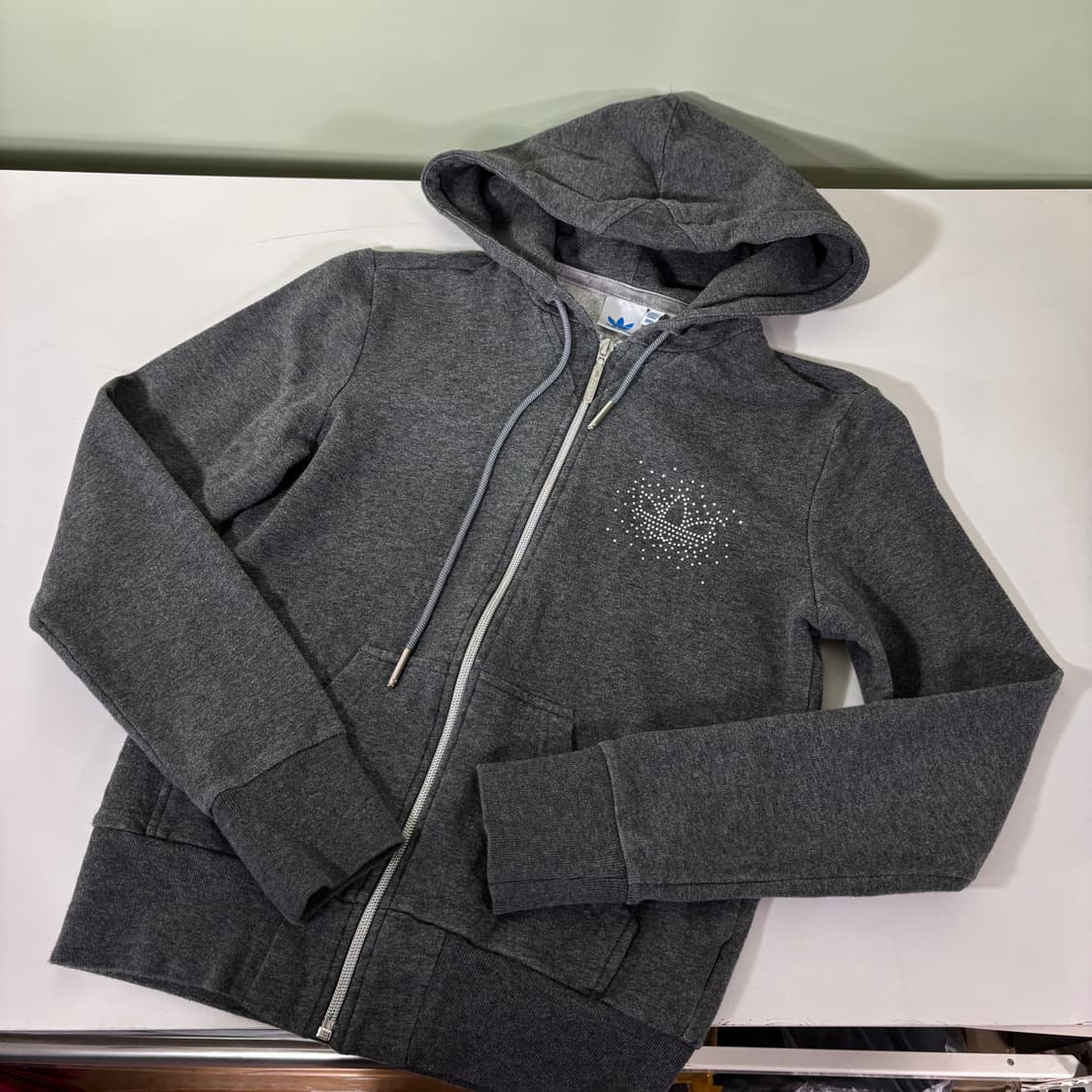 우먼S-M 아디다스 차콜 숏 후드집업 상품이미지1