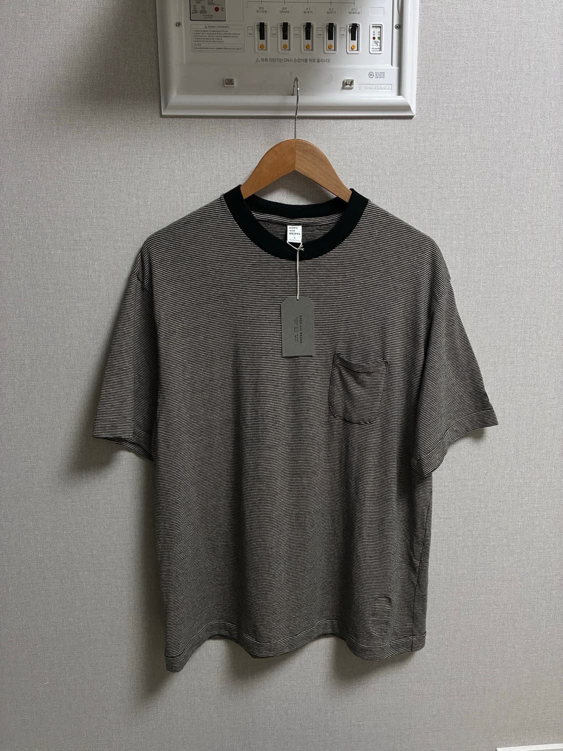 Ends and means cuxton house 별주 블랙 컬러 티셔츠 상품이미지3
