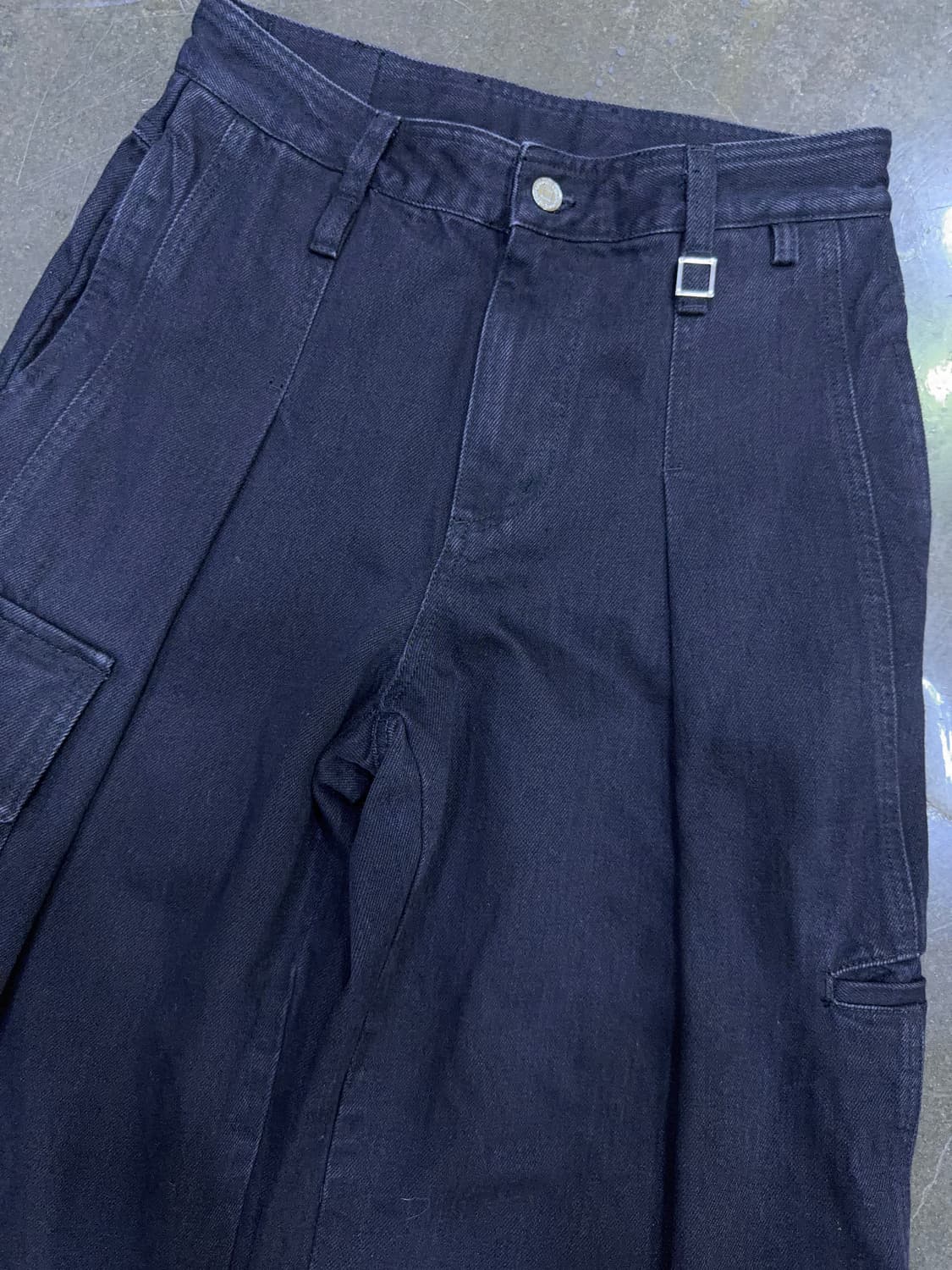 우스퀘어 핀턱 멀티카고 와이드핏 데님팬츠 블랙 30 상품이미지3