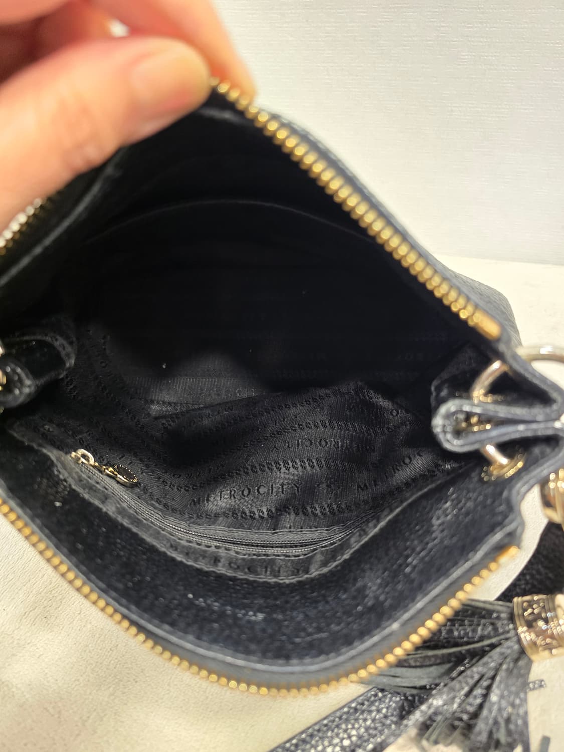 메트로시티 블랙 가죽 숄더백 태슬 장식 상품이미지8