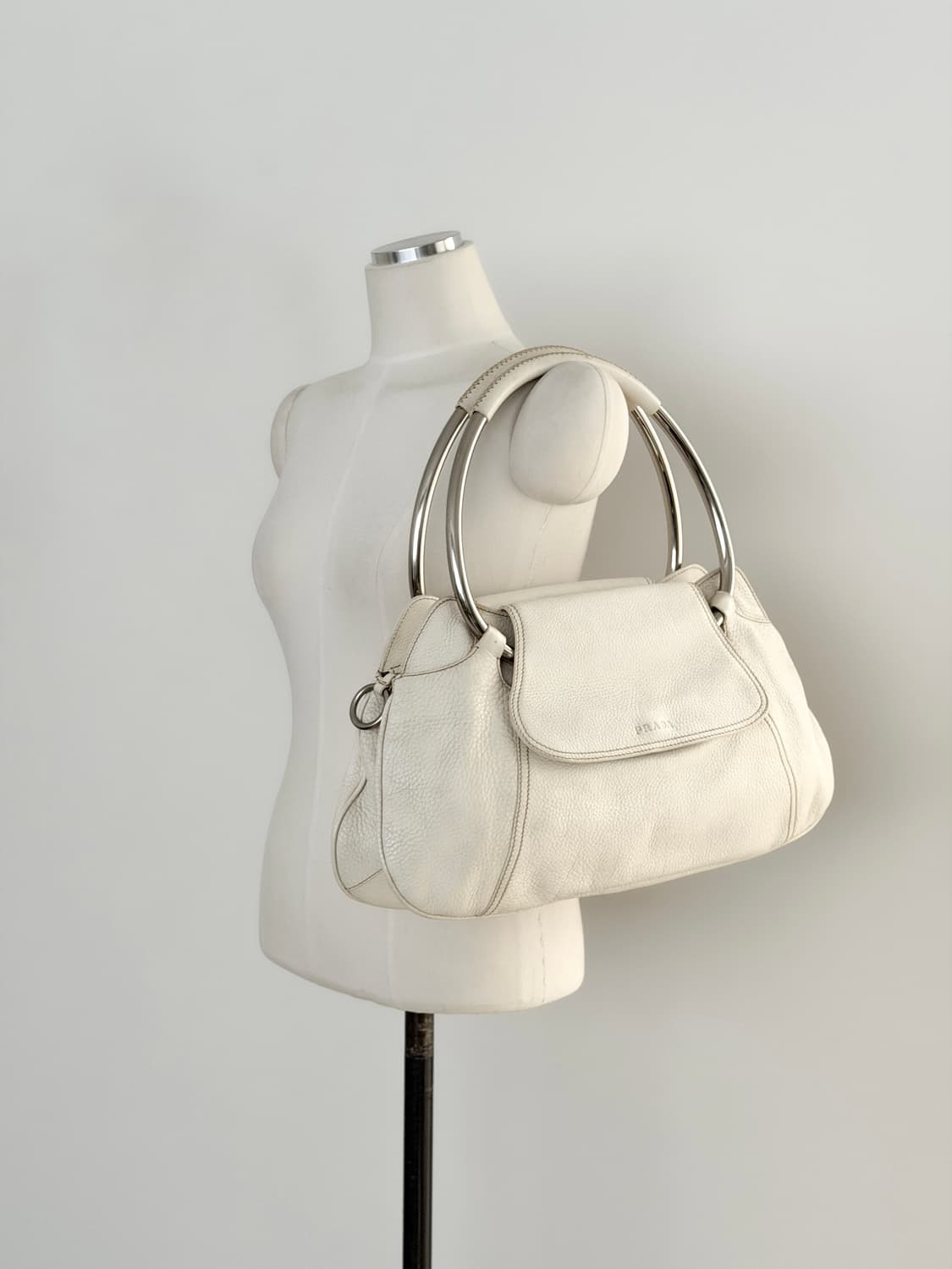 프라다 비텔로 다이노 메탈 링 후프 핸들 백 상품이미지2