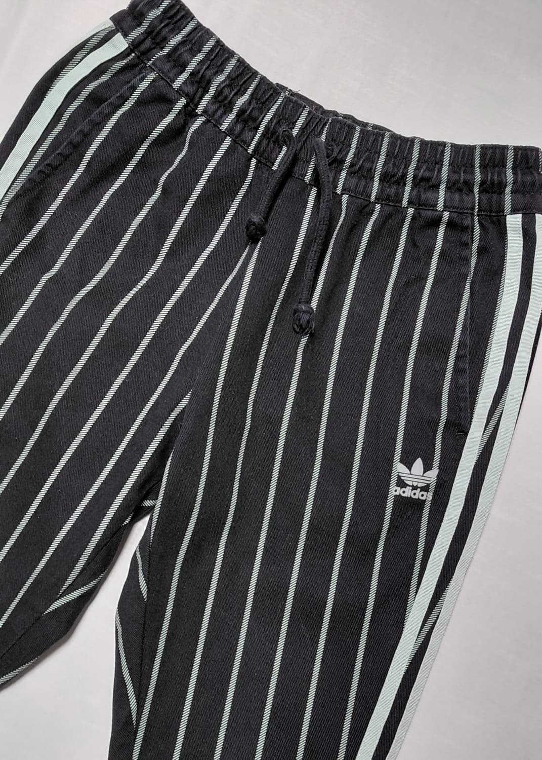[정품] 아디다스 오리지널스 핀스트라이프 트랙 팬츠 (DU9886) 상품이미지1