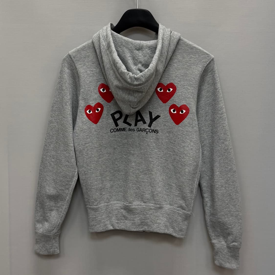 꼼데가르송 레드 와펜 백프린팅 후드 집업 (44) 상품이미지1