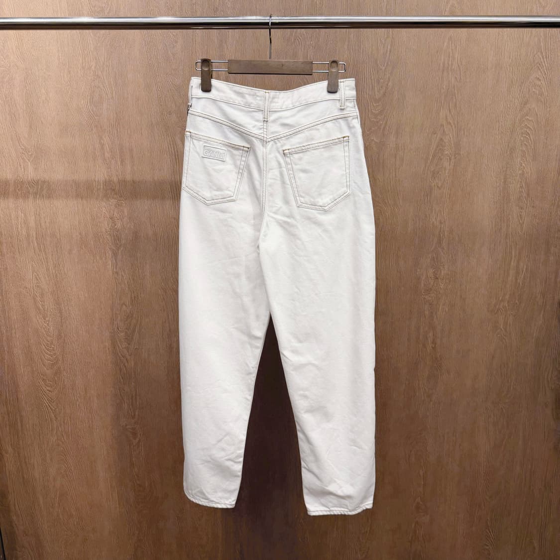 가니 데님 팬츠 백 포켓 로고 라벨 옐로우 스티치 포인트 디테일 화이트 상품이미지3