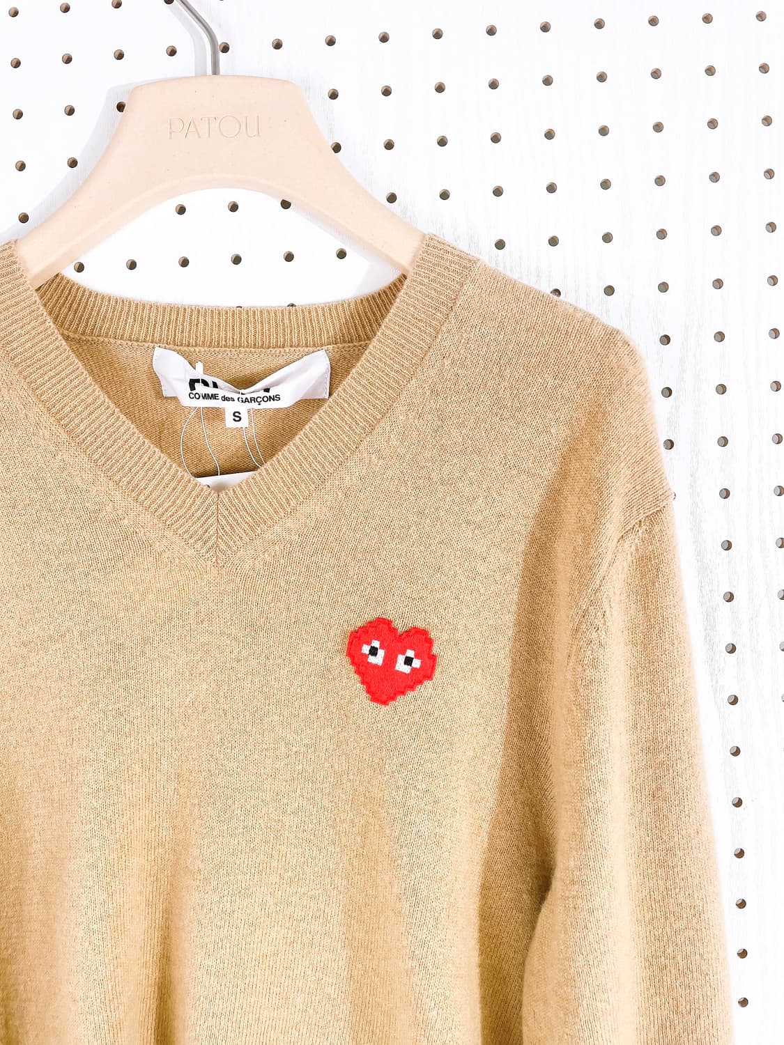 (정품/새상품) 꼼데가르송 공용 베이지 레드 하트 브이넥 니트 상품이미지2