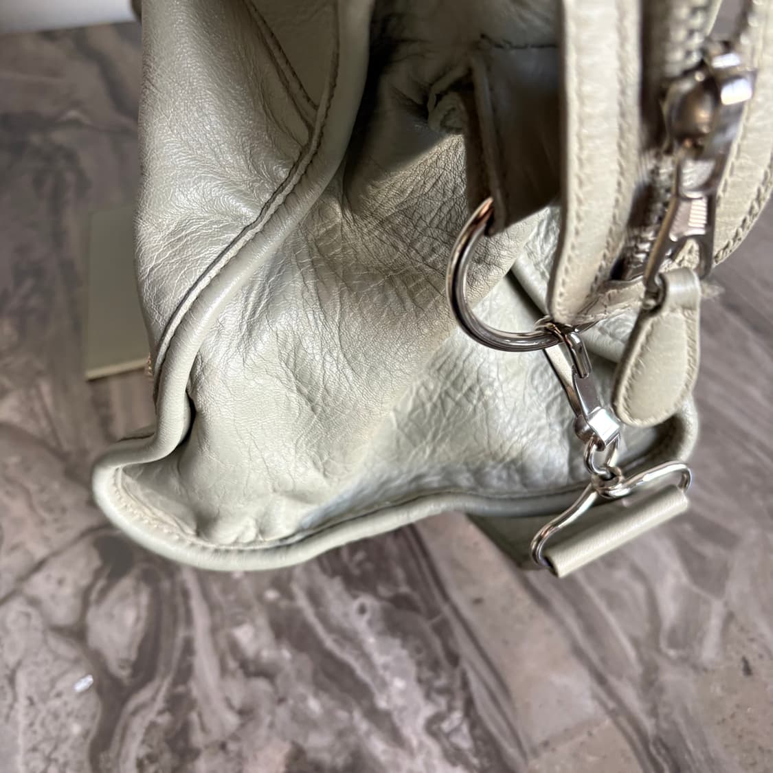 발렌시아가 자이언트 시티 모터백 그레이 상품이미지4